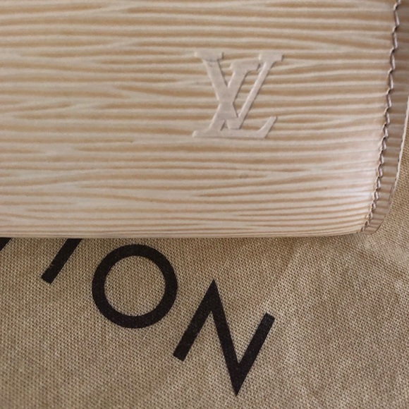 Louis Vuitton Epi Leather Pochette - Vanilla - Picture 14 of 16